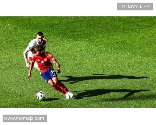 足球明星意外摔倒瞬间引热议 球场上演跌宕起伏惊险一幕